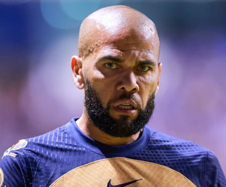 Дані Алвес у 42 роки: купує клуб у Португалії та повертається на поле