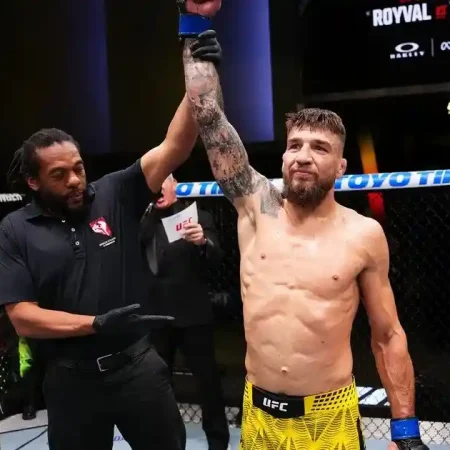 Ярослав Амосов дебютував у UFC та переміг Ніла Магні задушливим прийомом «анаконда»