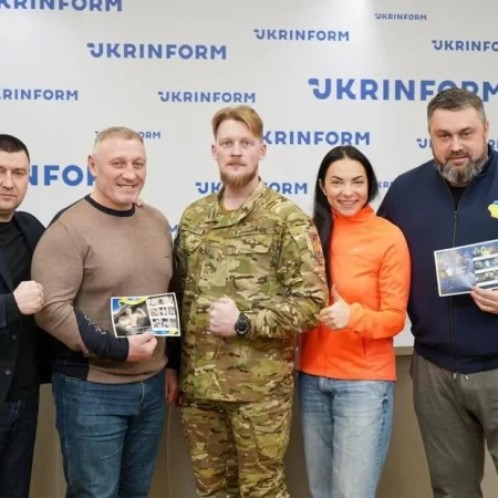 Укрпошта та Федерація боксу України презентували поштові марки на честь ФБУ й легенди ММА Ігоря Вовчанчина в Укрінформі